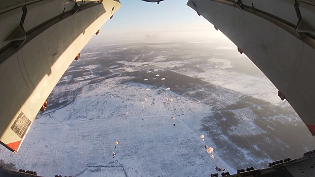 С неба - в бой: «голубые береты» десантировались из Ил-76 под Костромой