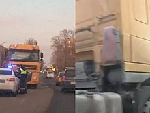 В Пскове бензовоз зацепил KIA при объезде ДТП