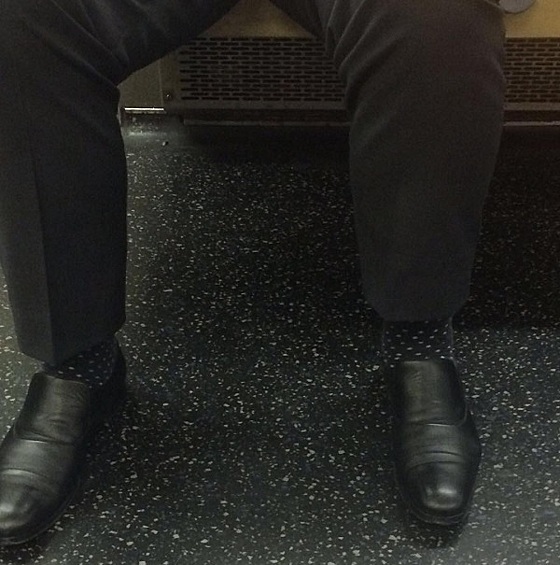 Человек-невидимка взбудоражил Сеть. Кажется, что на снимке присутствуют только ботинки и брюки, которые сидят в поезде, однако на самом деле носки мужчины просто слились с фоном