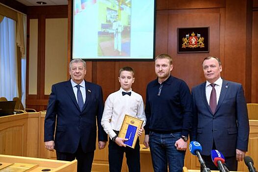 Алексей Орлов и Аркадий Чернецкий вручили награды свердловским школьникам, проявившим мужество и спасшим человеческие жизни