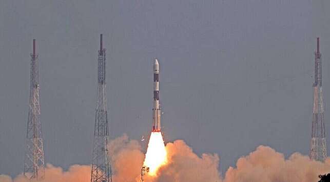 Индийская ракета PSLV запускает девять спутников в космос