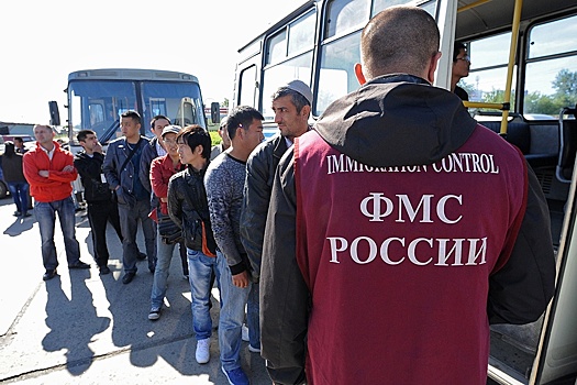 Совфед поддержал поправки об обязанностях мигрантов и их высылке