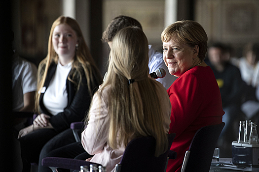 Правительство ФРГ напомнило экс-канцлеру Меркель об ограничениях ее привилегий