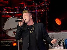 Ник Картер из Backstreet Boys расплакался на концерте из-за смерти брата