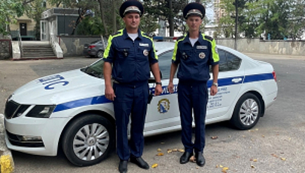 В Севастополе экипаж ДПС оперативно сопроводил в больницу мужчину, получившего травмы по неосторожности