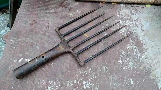 В Новосибирске мужчина проткнул себе руку рыболовным орудием