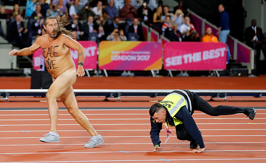 Обнаженный мужчина пробежался по стадиону перед финальным забегом на 100 метров у мужчин на чемпионате мира по легкой атлетике в Лондоне