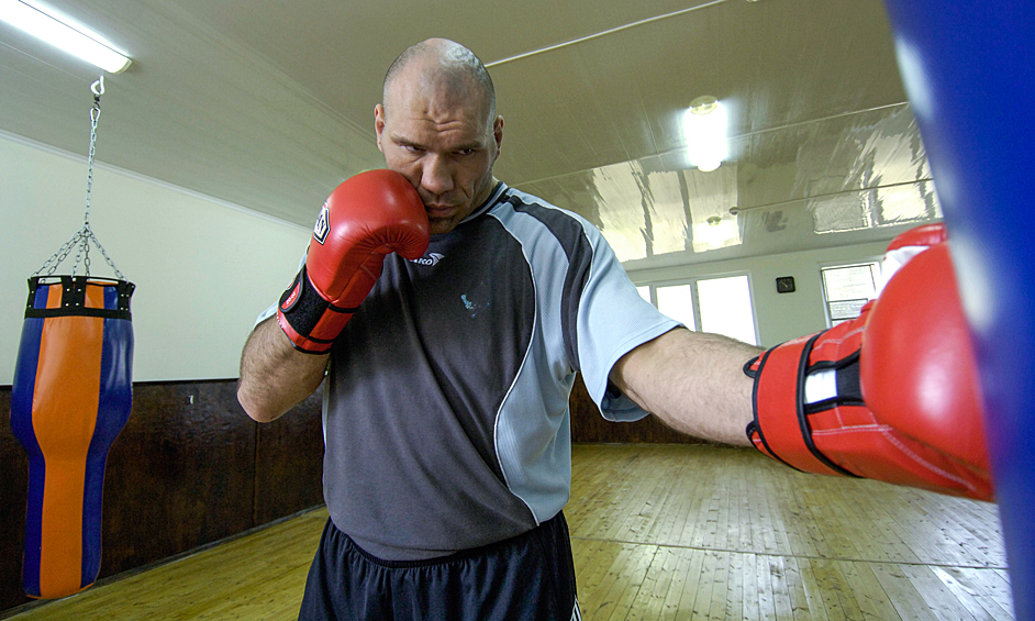 Экс-чемпион мира по версии WBA в супертяжелом весе Николай Валуев в спортзале "Эпрон" в Сочи, 2010 год