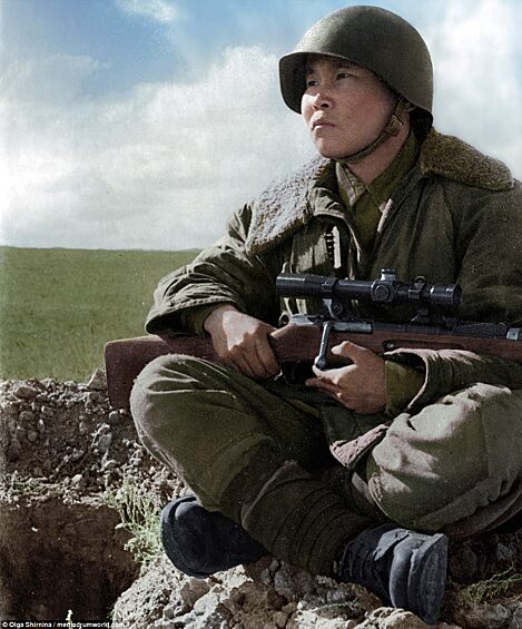 Советский снайпер Максим Пассар во время Сталинградской битвы уничтожил более двухсот вражеских солдат и офицеров. Погиб в 1943 году, уничтожив расчеты двух станковых пулеметов, что решило исход атаки.