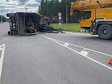 Грузовик с полуприцепом с металлическими рулонами опрокинулся около Выксы