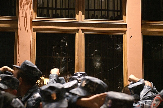 В Ереване протестующие напали на силовиков у здания правительства