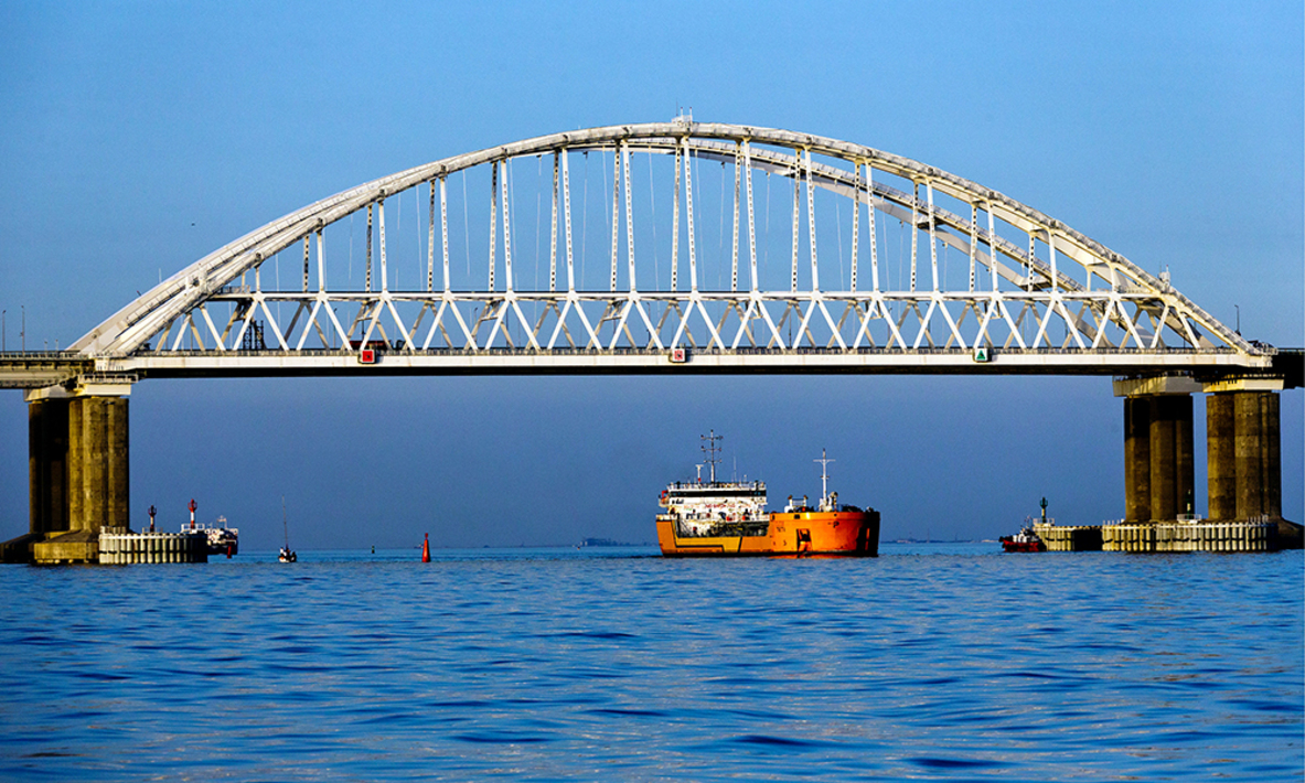 Крымский мост. Бундесвер крымский мост. Военная техника на крымском мосту. Крымский мост поезд. Бундесвер крымский мост.