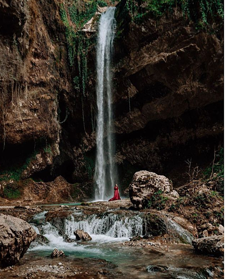 "Водопад Глубокий Яр в Сочи, второе название которого — Пасть дракона. Этот водопад является одним из самых высоких в Сочи и одновременно одним из самых доступных."
