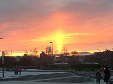 Екатеринбуржцы сняли необычный закат, похожий на свечу: подборка фото