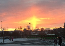 Екатеринбуржцы сняли необычный закат, похожий на свечу: подборка фото