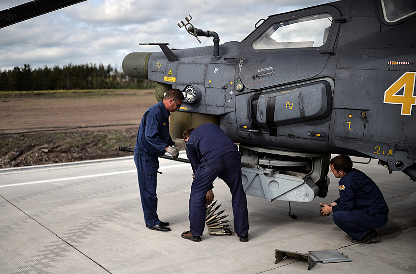 Заряжание боеприпасов в вертолет МИ-28.
