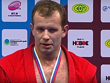 На свердловском самбисте во время поединка разорвалась куртка, но он все равно стал чемпионом России