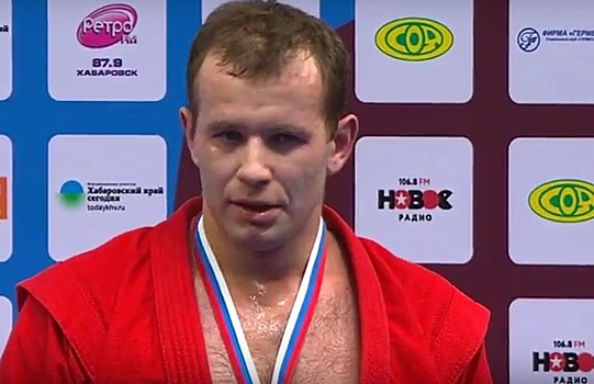 На свердловском самбисте во время поединка разорвалась куртка, но он все равно стал чемпионом России