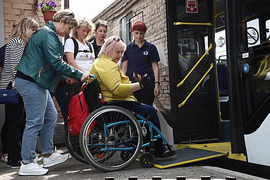 В городском транспорте Красноярска 5 лет работает «Мобильный помощник» для инвалидов