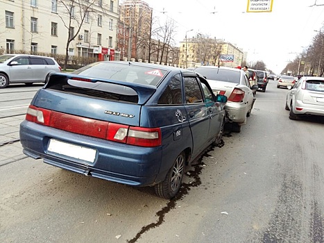 Четыре автомобиля встали в «паровозик» на Богдашке