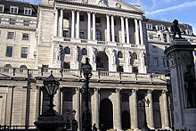 Экоактивисты облили краской здание Банка Англии