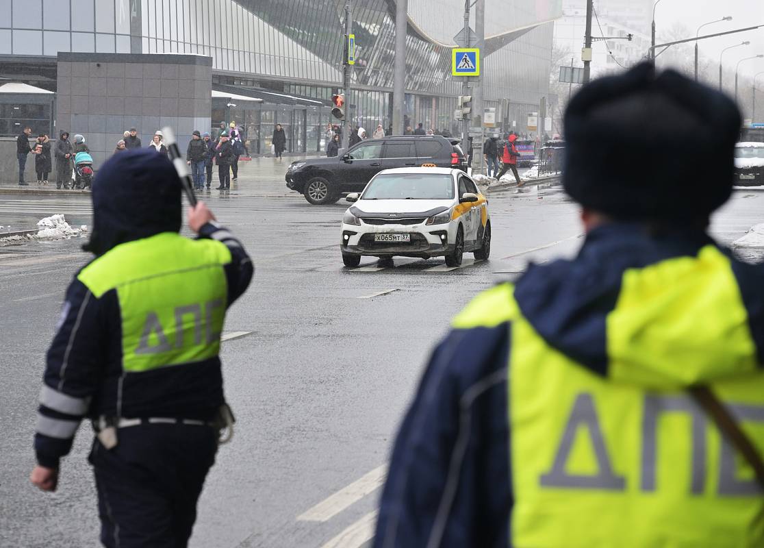В Госдуме предложили разрешить россиянам отказываться от таксиста-мигранта