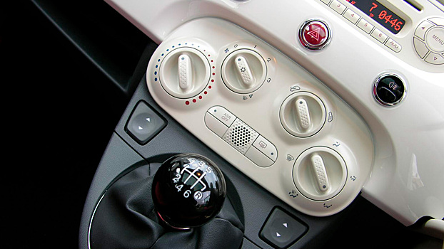 Неприятный запах из кондиционера в автомобиле. Что делать?