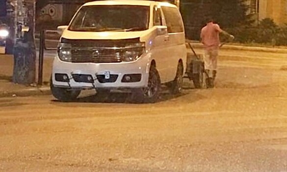 Астраханцы чинят ямы на дорогах своими силами