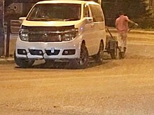 Астраханцы чинят ямы на дорогах своими силами