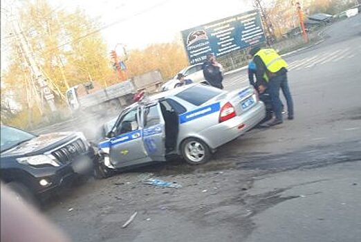 В ДТП с патрульной машиной ДПС в Кузбассе пострадали три человека