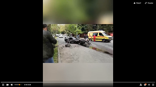 Видео: в центе Сочи лихач уничтожил спорткар стоимостью 12 млн рублей