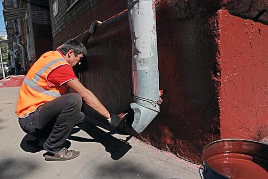 Специалисты «Жилищника» закрасили граффити в Тверском районе