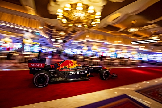Видео: чемпионский болид Формулы-1 припарковали на крыше отеля в Лас-Вегасе