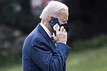 Байден показал личный iPhone с президентской печатью