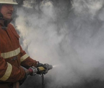 В Пензе пять пожарных тушили полыхающую легковушку