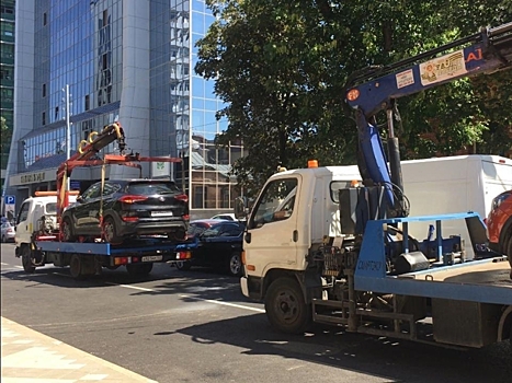 В Краснодаре от незаконно припаркованного транспорта очистили ул. Красноармейскую