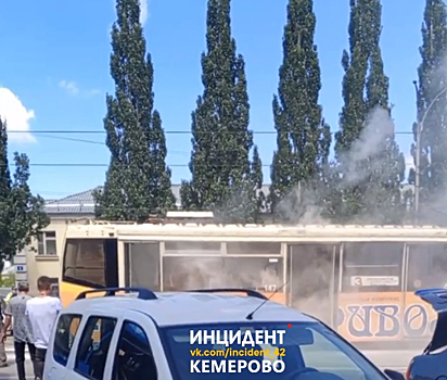 Наполненный людьми трамвай загорелся в Кемерове