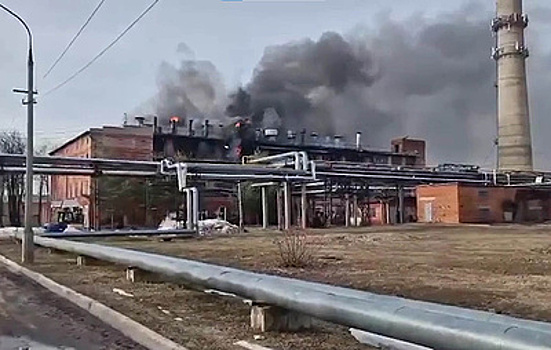 В Хотькове загорелась кровля завода электроизоляции