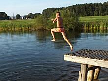 Стоит ли купаться в водоемах в конце лета: рекомендации врача