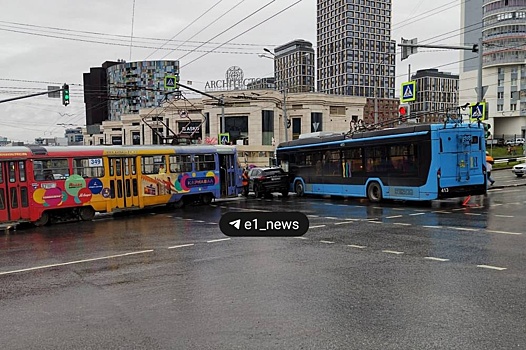 В центре Екатеринбурга столкнулись трамвай, троллейбус и автомобиль
