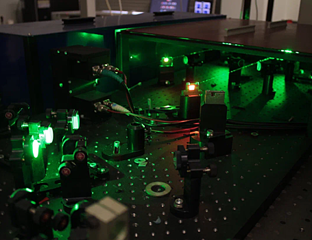 Найден простой способ превратить сверхкороткие лазерные импульсы ближнего инфракрасного диапазона в средний инфракрасный