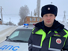 Полицейский помог пожилой женщине добраться до больницы с переломом ноги