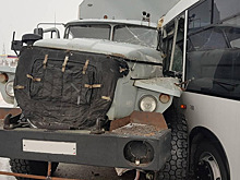 Один человек пострадал при столкновении грузовика и пассажирского автобуса в Новом Уренгое. ФОТО