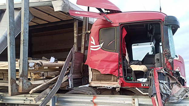 На трассе в Саратове столкнулись два грузовика. Один из водителей попал в больницу