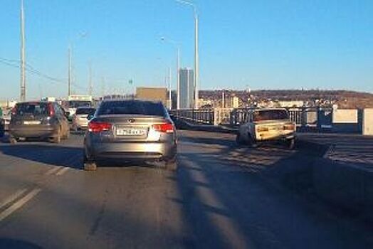 Около пляжа Энгельса "шестерка" без колеса устроила затор