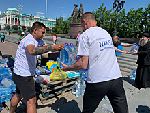 В центре Екатеринбурга за 2 месяца собрали 40 тонн воды Донбассу