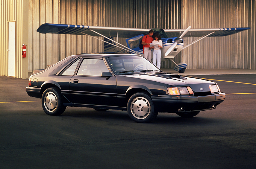 Инженерная философия SVO могла шокировать консервативных поклонников модели. Вместо V8 — «пакетик сока» с турбокомпрессором, интеркулером (177–208 л.с. в зависимости от года выпуска). Отдача сопоставима с пятилитровым GT, масса меньше на 68 кг, а рулежка явно лучше. Специальный Mustang подкупал балансом и, если хотите, интеллектом. Кроме прогрессивного мотора он заполучила переднюю подвеску с измененной геометрией, дисковые тормоза по кругу, «короткую» рулевую рейку и самоблокирующийся дифференциал. С 1984 по 1986 год построено 9844 штук.