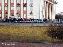 Соцсети: большая толпа кемеровчан собралась на остановке из-за сломанного трамвая