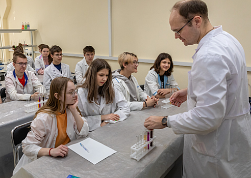 Экскурсию по стеклодувной лаборатории ННГУ провели для учеников «Менделеевского класса»