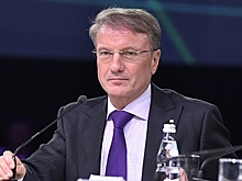 Греф подарил президенту Татарстана новый девайс от Сбербанка